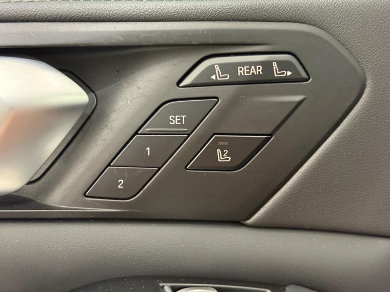 BMW X7 Vehicle Full-screen Gallery Image 14