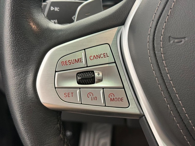 BMW X7 Vehicle Full-screen Gallery Image 15