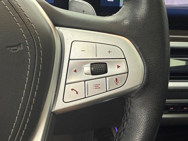 BMW X7 Vehicle Full-screen Gallery Image 16
