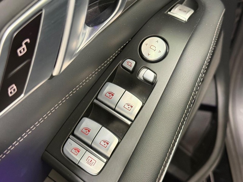 BMW X7 Vehicle Full-screen Gallery Image 19
