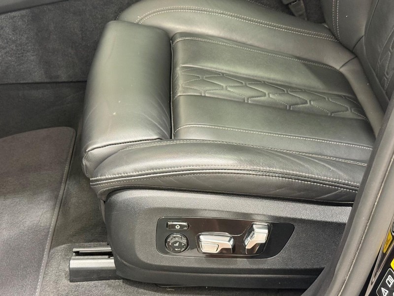 BMW X7 Vehicle Full-screen Gallery Image 20