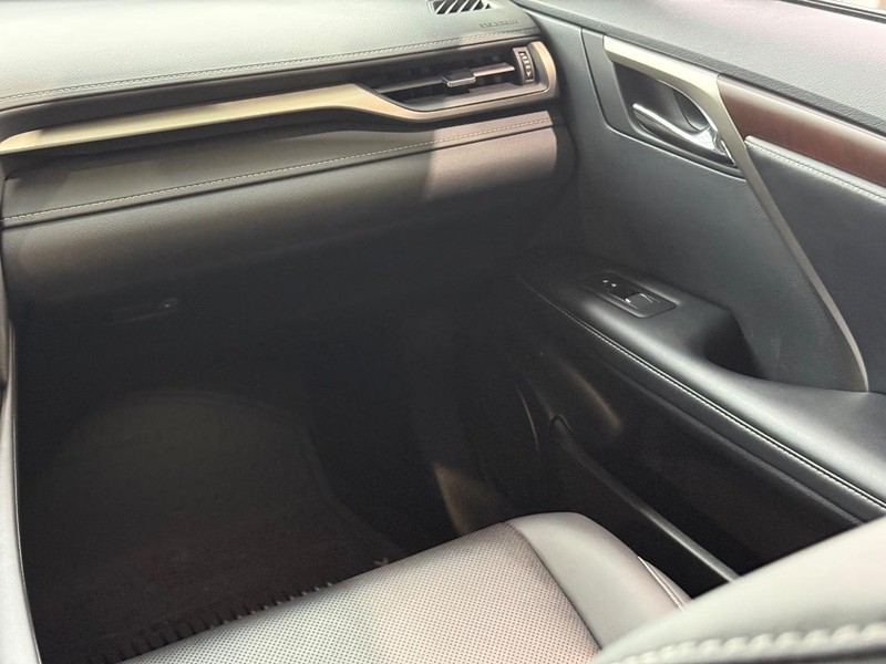 Lexus RX Vehicle Full-screen Gallery Image 13