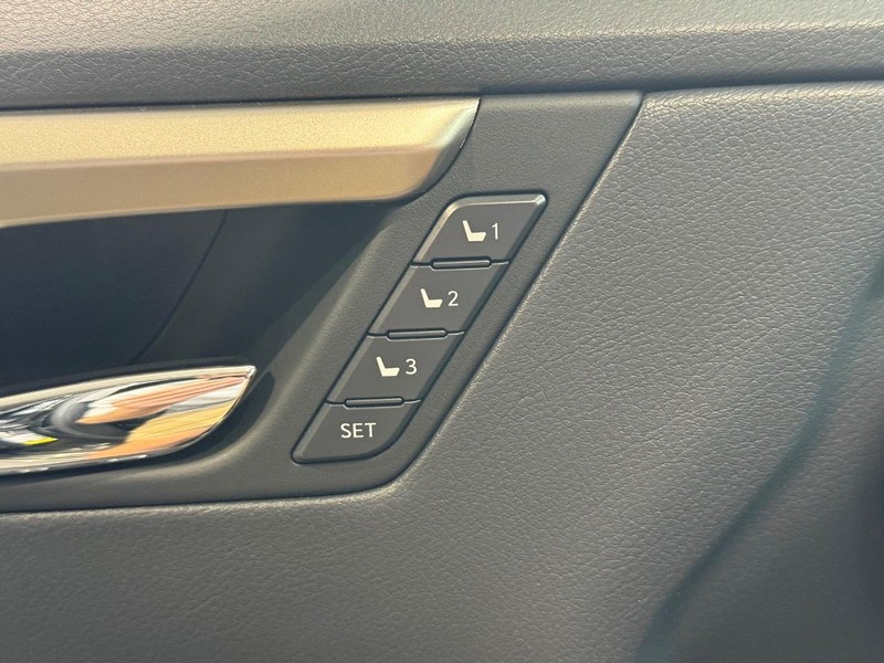 Lexus RX Vehicle Full-screen Gallery Image 14