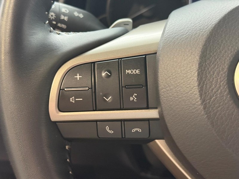 Lexus RX Vehicle Full-screen Gallery Image 15
