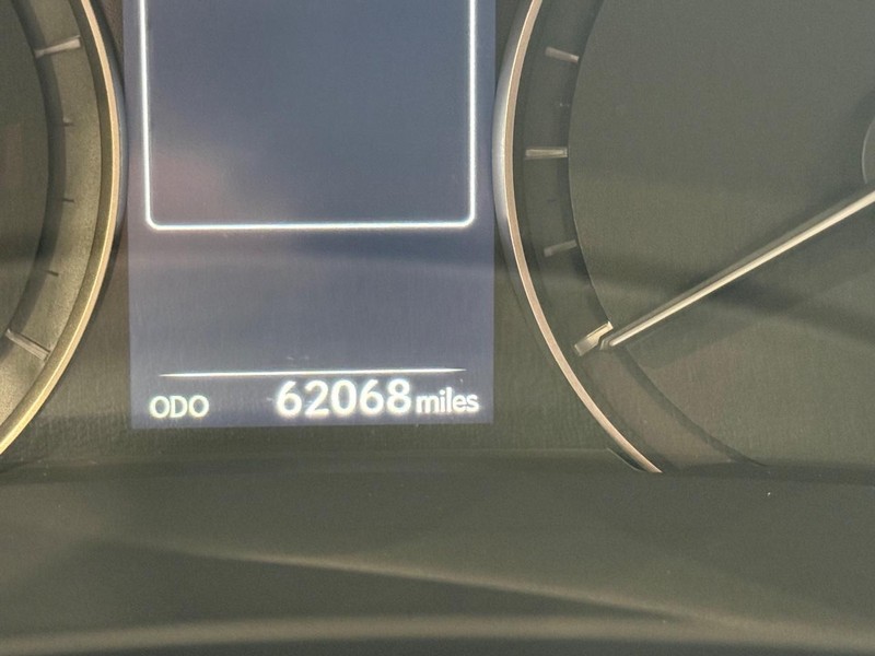 Lexus RX Vehicle Full-screen Gallery Image 17
