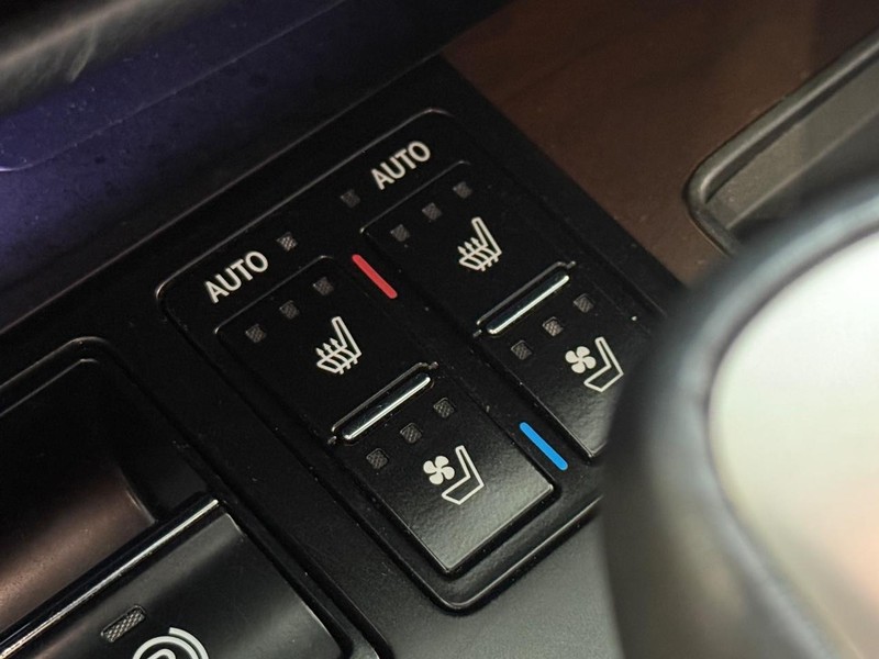 Lexus RX Vehicle Full-screen Gallery Image 18
