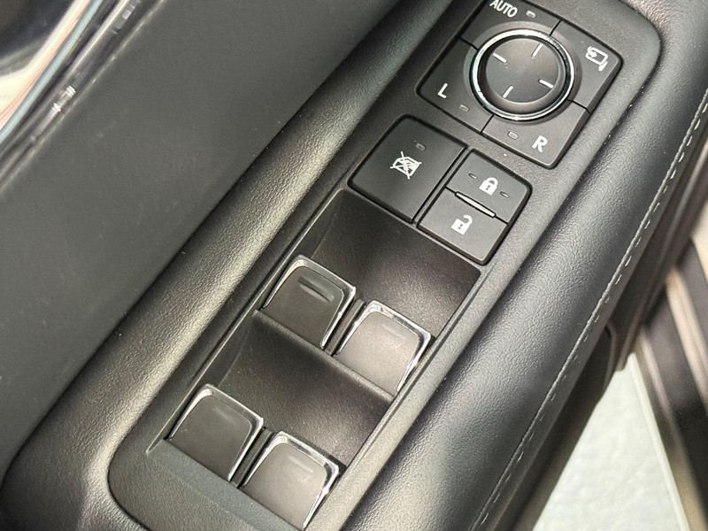 Lexus RX Vehicle Full-screen Gallery Image 19