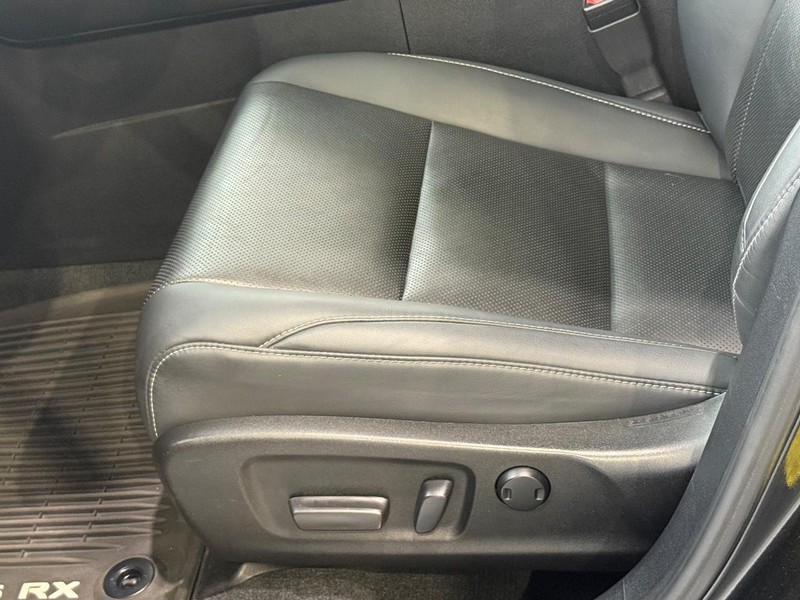 Lexus RX Vehicle Full-screen Gallery Image 20