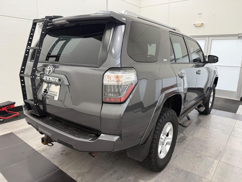Toyota 4Runner Vehicle Full-screen Gallery Image 2