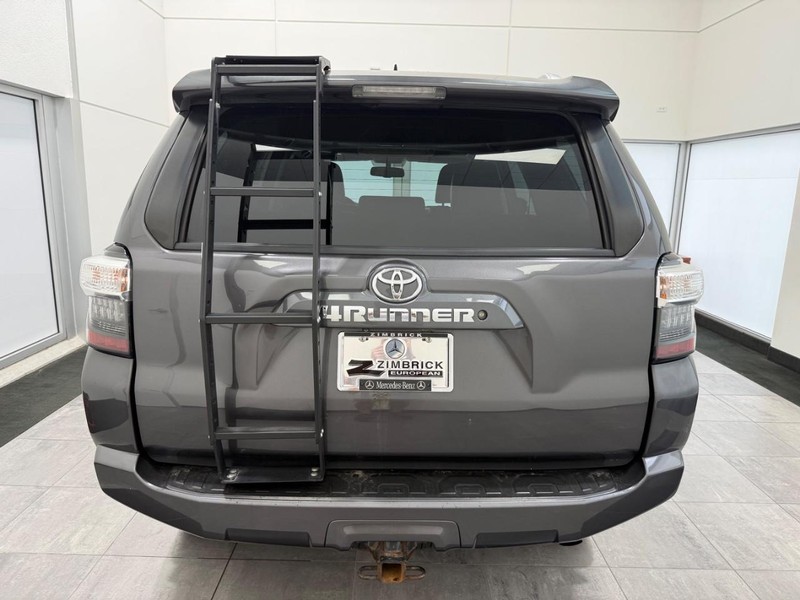 Toyota 4Runner Vehicle Full-screen Gallery Image 3