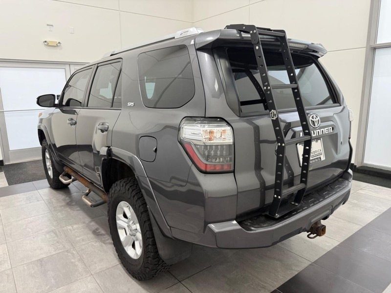 Toyota 4Runner Vehicle Full-screen Gallery Image 4