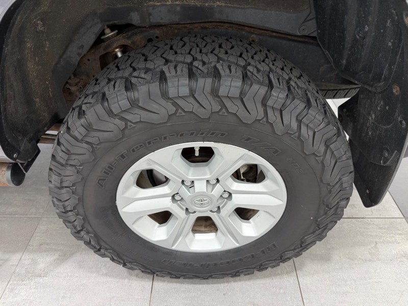 Toyota 4Runner Vehicle Full-screen Gallery Image 5