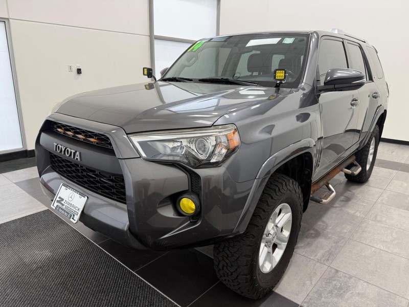 Toyota 4Runner Vehicle Full-screen Gallery Image 6