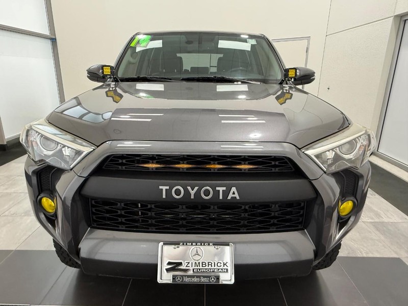 Toyota 4Runner Vehicle Full-screen Gallery Image 7