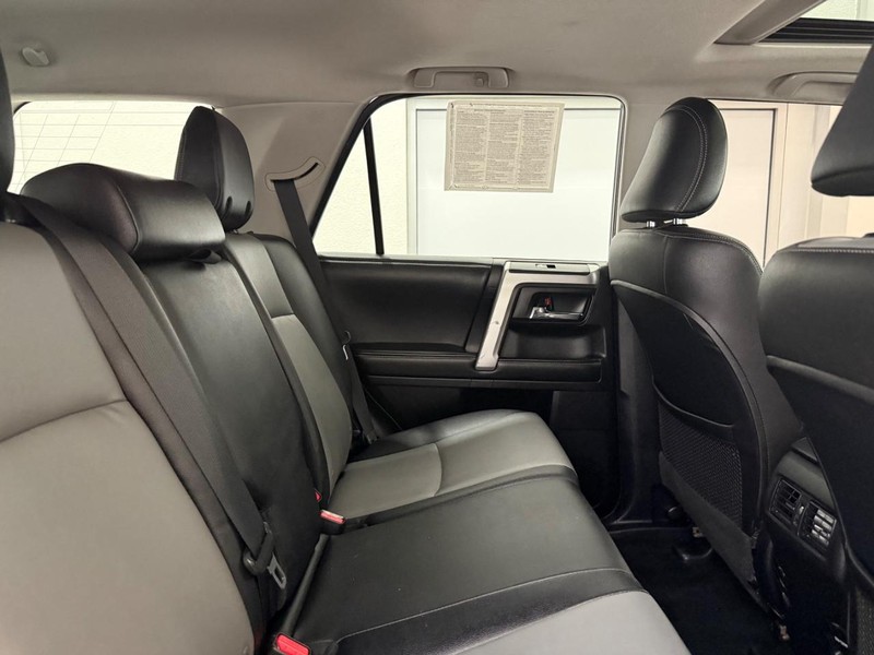 Toyota 4Runner Vehicle Full-screen Gallery Image 8