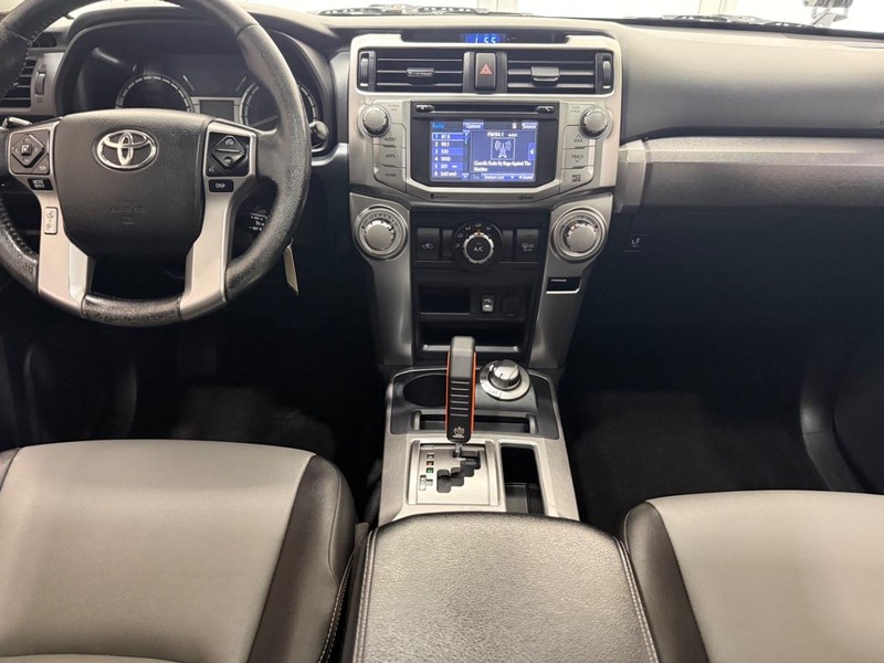 Toyota 4Runner Vehicle Full-screen Gallery Image 9