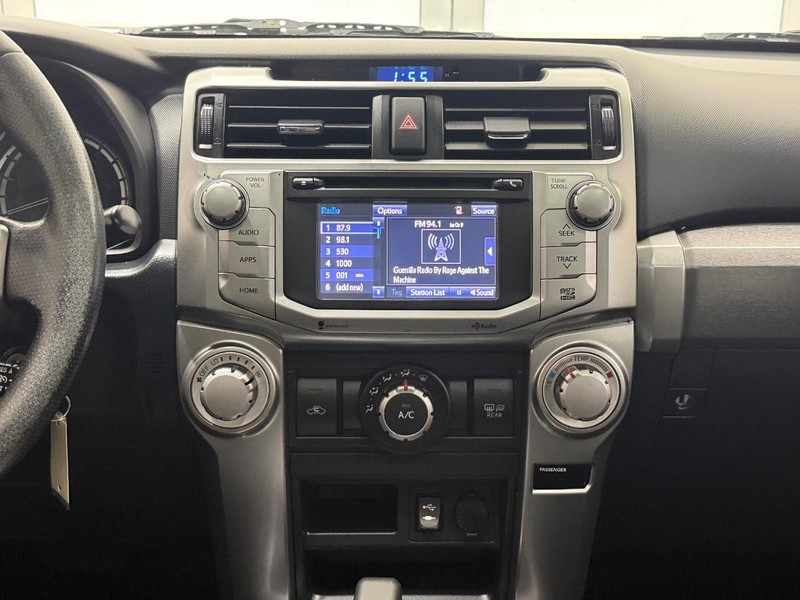 Toyota 4Runner Vehicle Full-screen Gallery Image 10