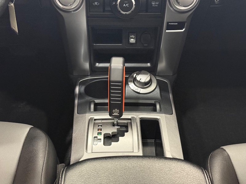 Toyota 4Runner Vehicle Full-screen Gallery Image 11