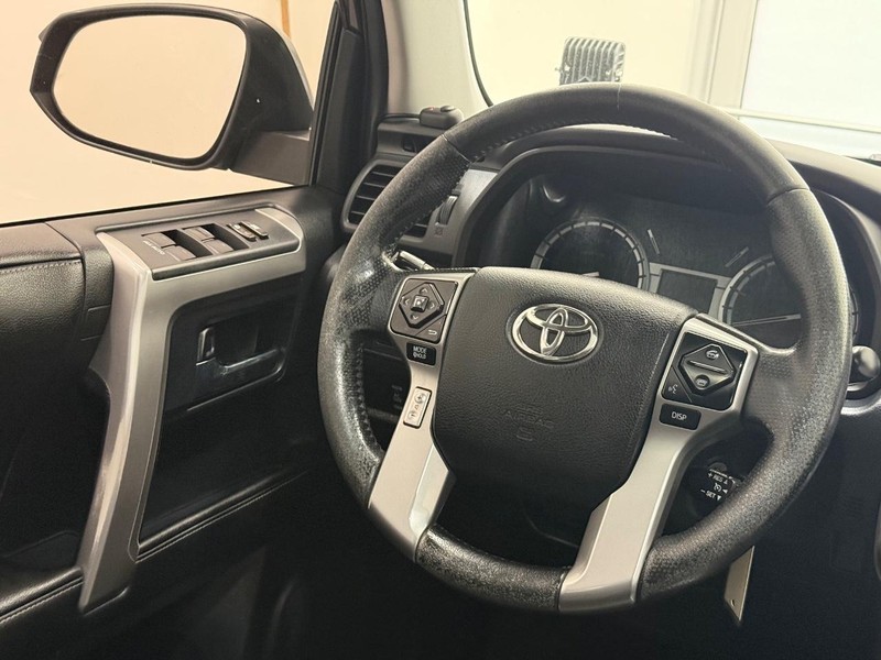 Toyota 4Runner Vehicle Full-screen Gallery Image 12