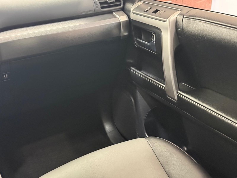 Toyota 4Runner Vehicle Full-screen Gallery Image 13
