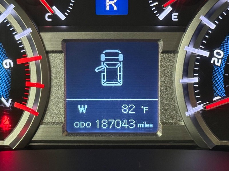 Toyota 4Runner Vehicle Full-screen Gallery Image 16