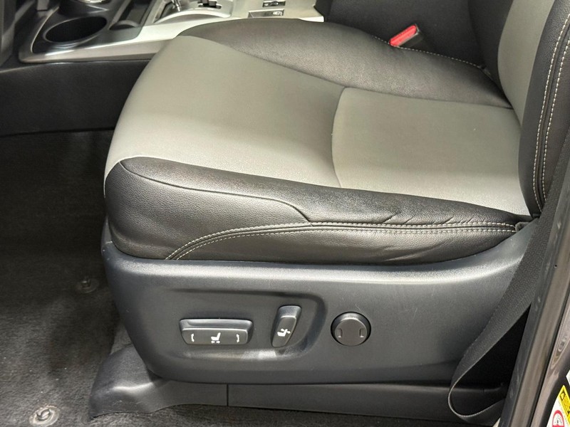 Toyota 4Runner Vehicle Full-screen Gallery Image 20