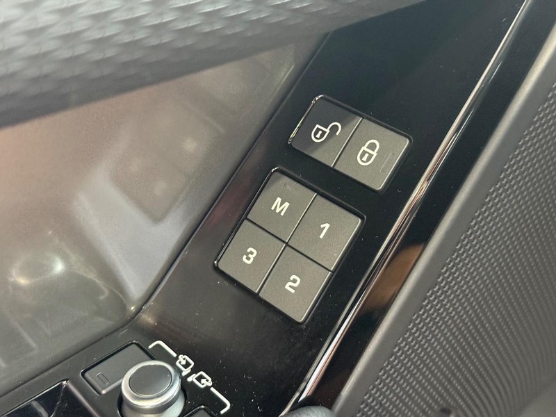 Land Rover Range Rover Velar Vehicle Full-screen Gallery Image 15