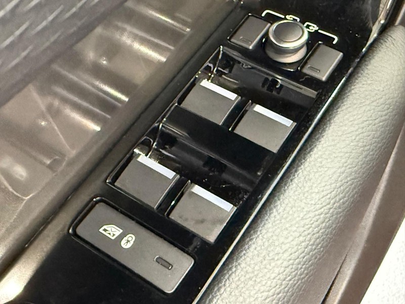 Land Rover Range Rover Velar Vehicle Full-screen Gallery Image 20
