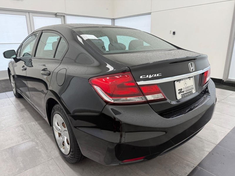 Honda Civic Sedan Vehicle Full-screen Gallery Image 4