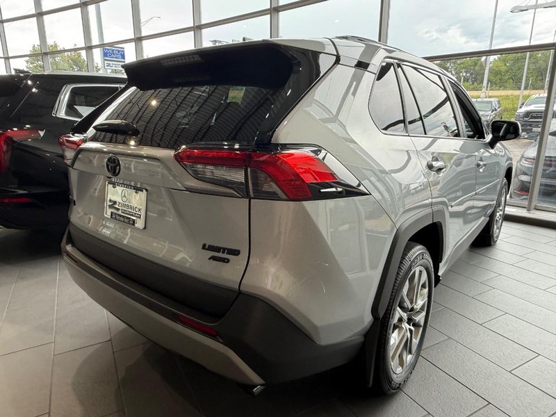 Toyota RAV4 Vehicle Full-screen Gallery Image 2