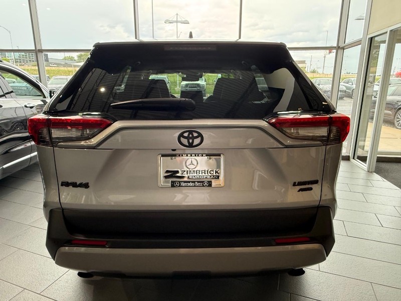 Toyota RAV4 Vehicle Full-screen Gallery Image 3