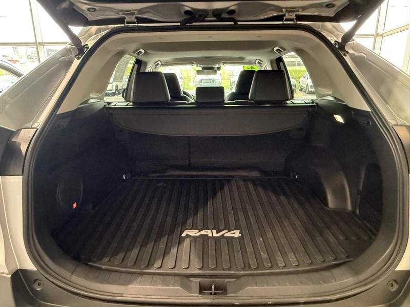 Toyota RAV4 Vehicle Full-screen Gallery Image 4