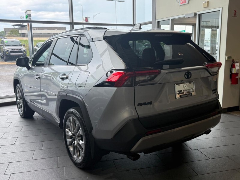 Toyota RAV4 Vehicle Full-screen Gallery Image 5