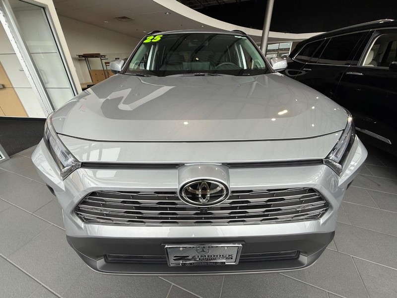 Toyota RAV4 Vehicle Full-screen Gallery Image 8