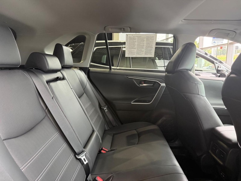 Toyota RAV4 Vehicle Full-screen Gallery Image 9