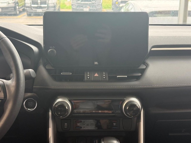 Toyota RAV4 Vehicle Full-screen Gallery Image 11
