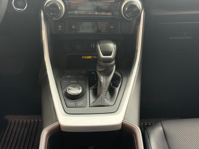 Toyota RAV4 Vehicle Full-screen Gallery Image 12