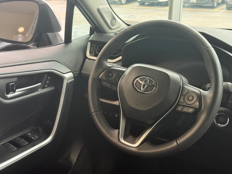 Toyota RAV4 Vehicle Full-screen Gallery Image 13