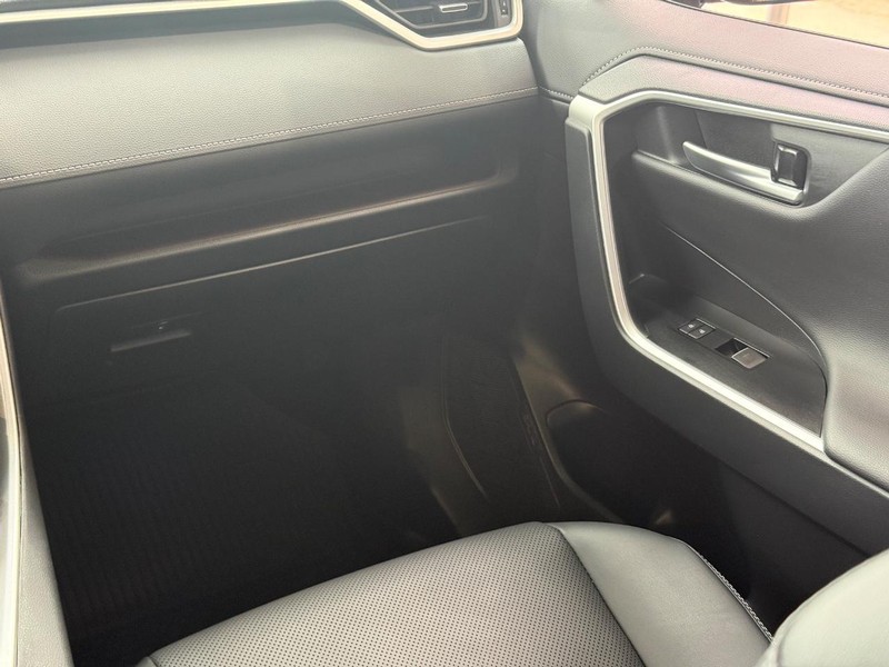 Toyota RAV4 Vehicle Full-screen Gallery Image 14