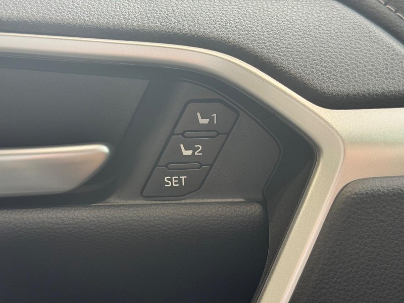 Toyota RAV4 Vehicle Full-screen Gallery Image 15