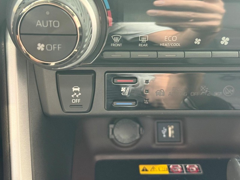 Toyota RAV4 Vehicle Full-screen Gallery Image 20