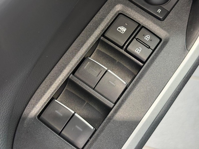 Toyota RAV4 Vehicle Full-screen Gallery Image 21
