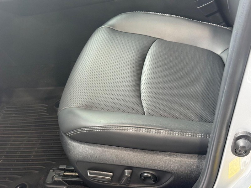Toyota RAV4 Vehicle Full-screen Gallery Image 22