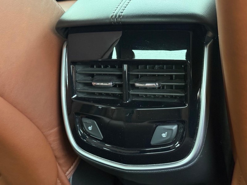 Cadillac XTS Vehicle Full-screen Gallery Image 11