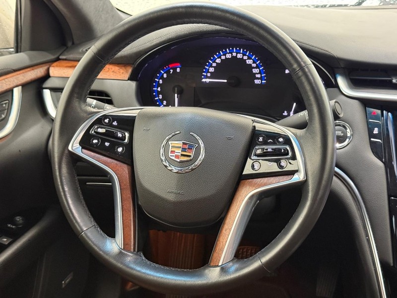 Cadillac XTS Vehicle Full-screen Gallery Image 13