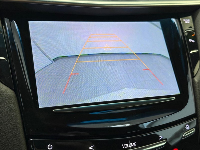 Cadillac XTS Vehicle Full-screen Gallery Image 18