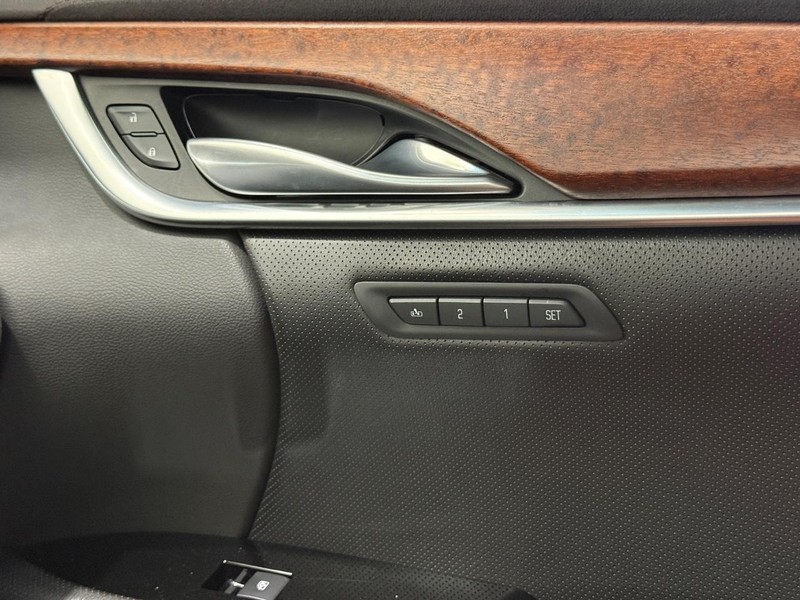 Cadillac XTS Vehicle Full-screen Gallery Image 22