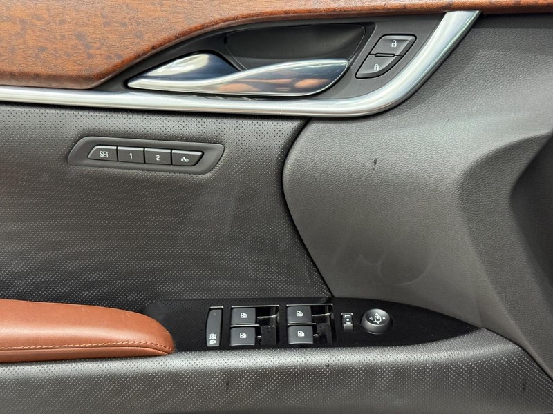 Cadillac XTS Vehicle Full-screen Gallery Image 24