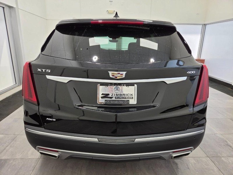 Cadillac XT5 Vehicle Full-screen Gallery Image 3