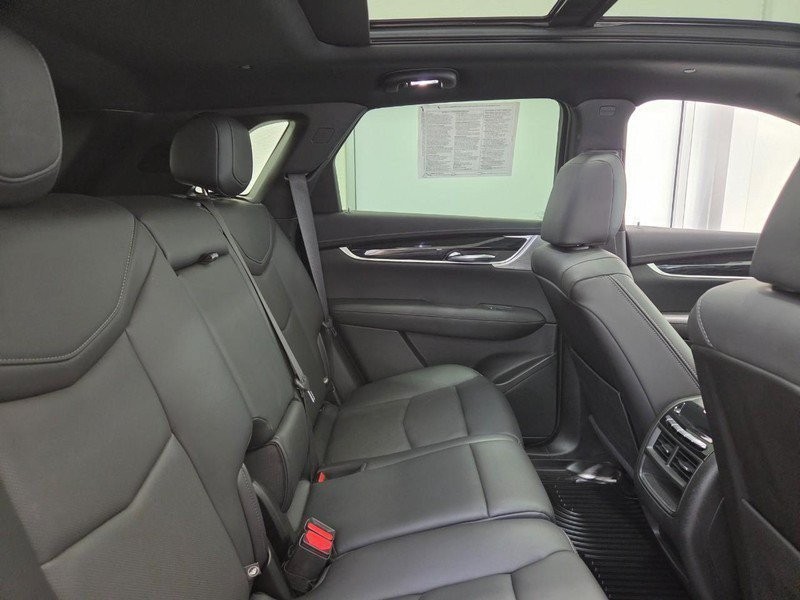 Cadillac XT5 Vehicle Full-screen Gallery Image 8